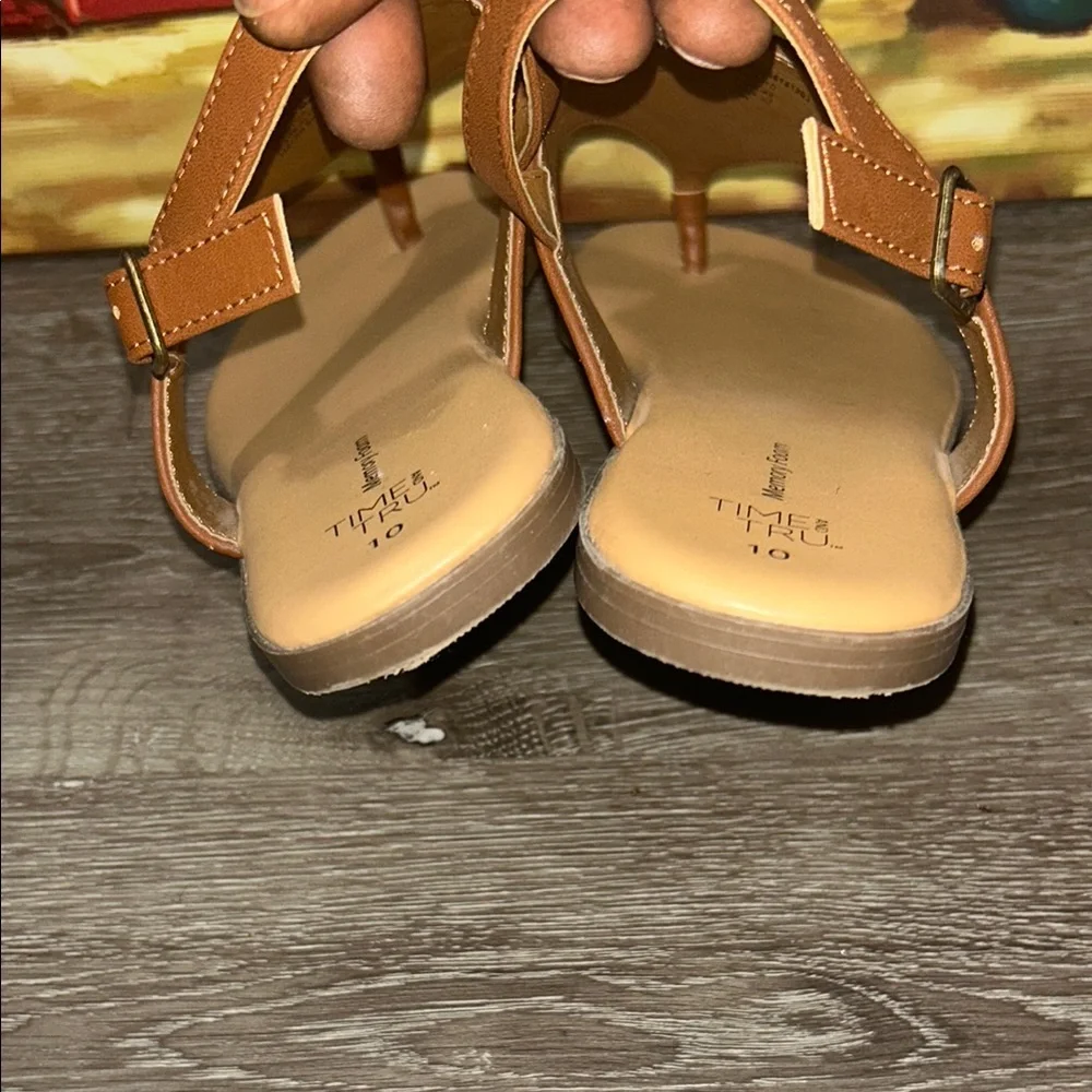 🦋Time and Tru Brown Tan Quilted Sandals 5/25$ - Picture 6 of 9